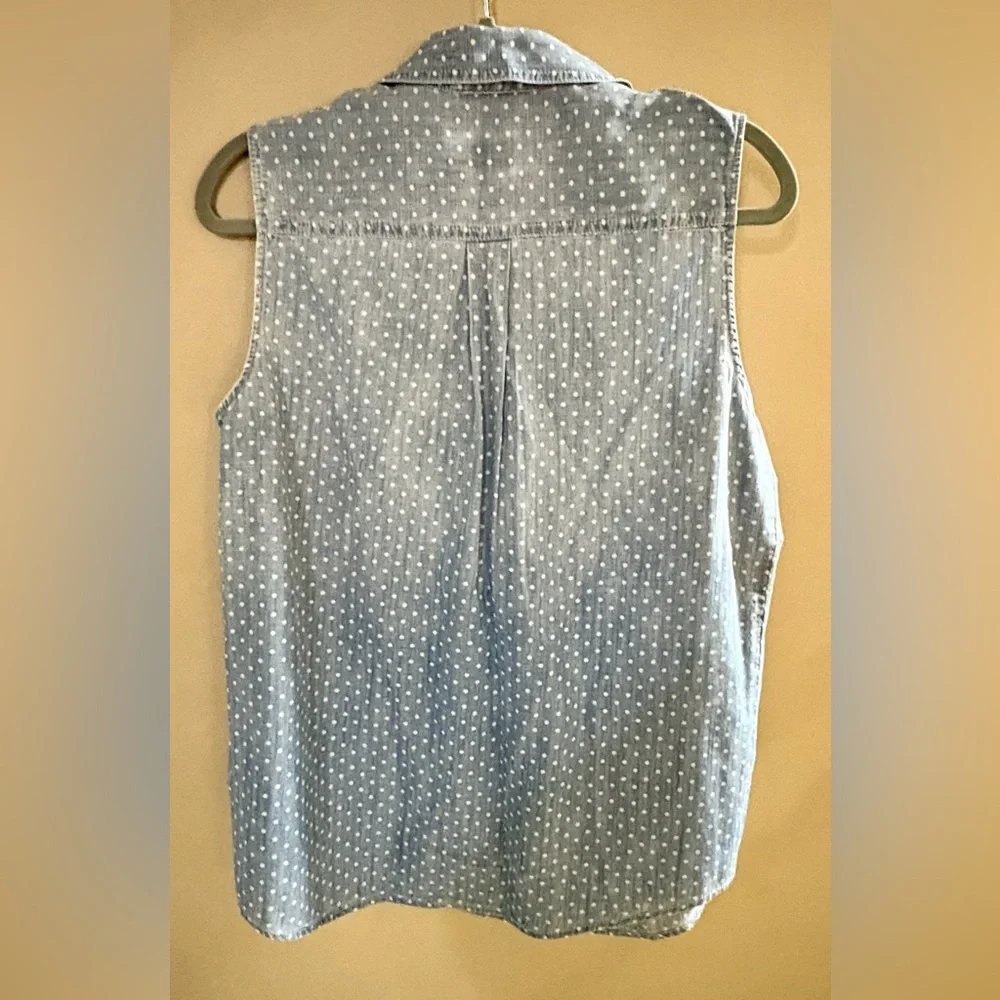 Chico’s size 1 (medium) sleeveless blouse, EUC - Picture 2 of 4